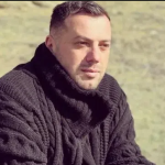 “ბავშვები ტელეფონებში ათენებენ ღამეებს და მოდიან გამოუძინებლები, მათი გონება სრულიად გათიშულია… “მოერიეთ” შვილებს, ამ სიტყვის არაპირდაპირი გაგებით” – მასწავლებლის მიმართვა მშობლებს | შენი განათლება