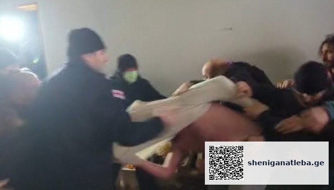 კეკელიძეზე ფიზიკური დაპირისპირებაა -აღსრულება ბინაში მყოფ პირებს ტერიტორიას ატოვებინებს | შენი განათლება